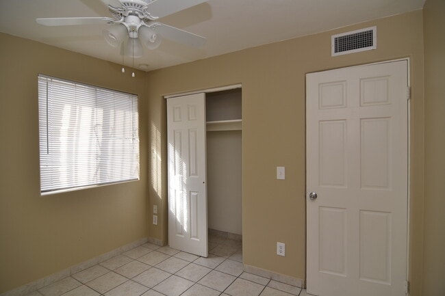 Building Photo - Spacious 4 Bedroom 2 Bath Home! Great South Tucson Location!