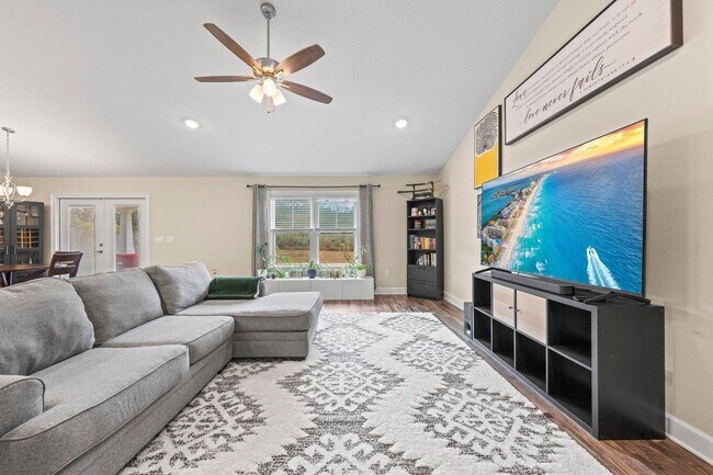 Building Photo - 4 Bedrooms!!!