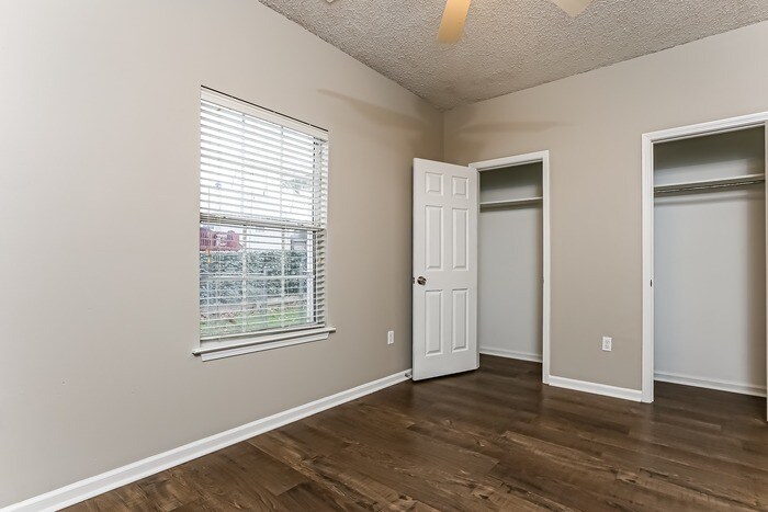 Building Photo - 2318 Redwood Dr