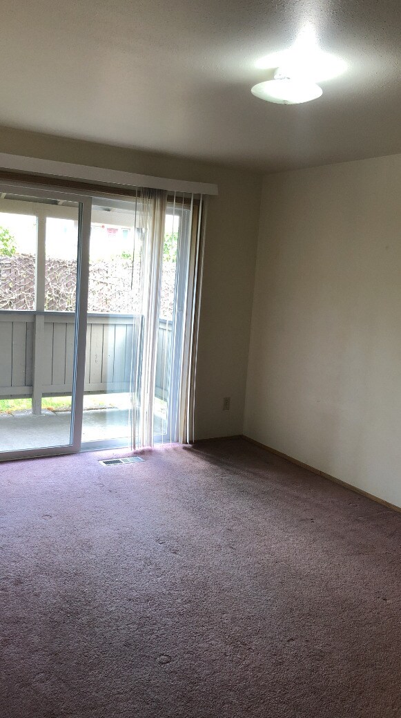 Building Photo - 852 SW Maple Tree Dr