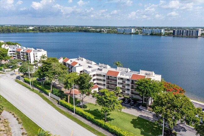 Building Photo - 113 Lake Emerald Dr