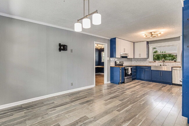 Building Photo - Beautiful East Hill home located in one of...