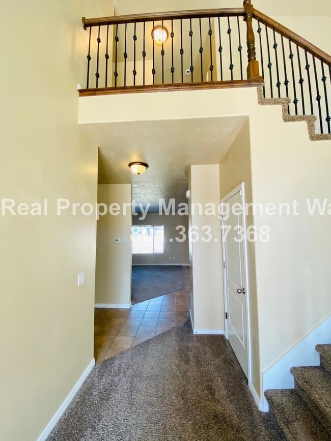 Building Photo - 5 Bedroom 3 Bathroom Riverton Home!