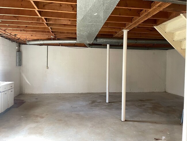 Building Photo - 3/4 BED, 1.5 BATH HOME $1400 MONTH, $1400 ...