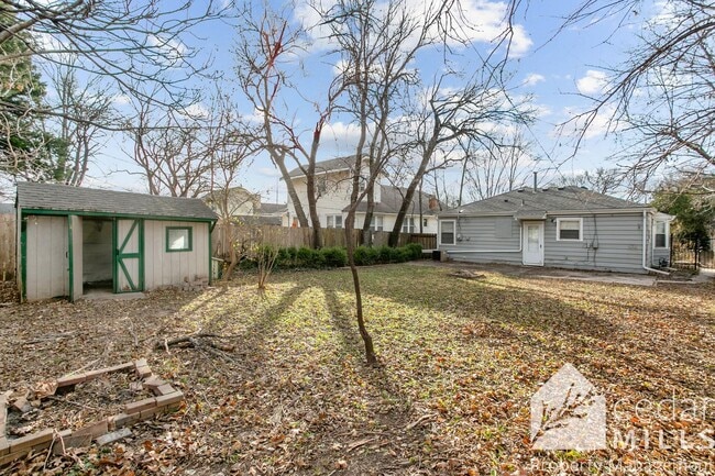 Building Photo - College Hill Gem!