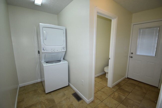 Building Photo - Rob Rd-142