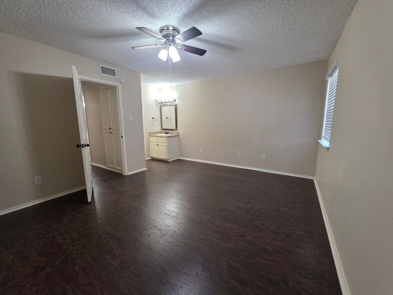 Building Photo - 620 Race St