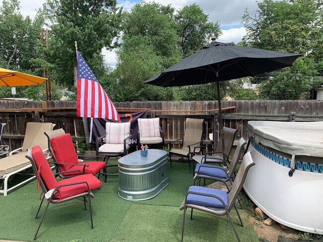 Building Photo - SHORT TERM RENTAL: Spacious 5+ Bedroom Home on the Hill! Available Now-July 24th 2026.