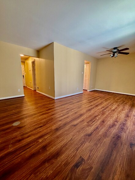 Building Photo - 4013 Parkwood Ct