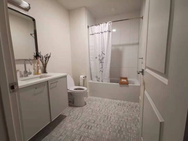 Building Photo - 214 Market St