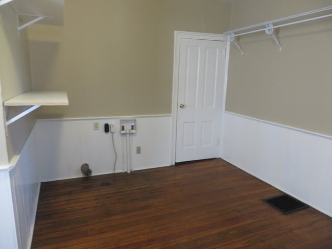 Building Photo - Two Bedroom Home with a bonus room/3rd bedroom in Historic District (Williams-Woodland Historic P...