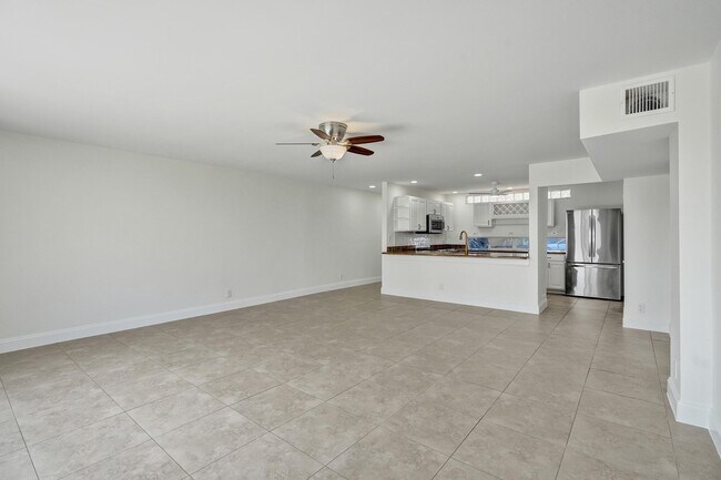 Building Photo - 1717 N Riverside Dr