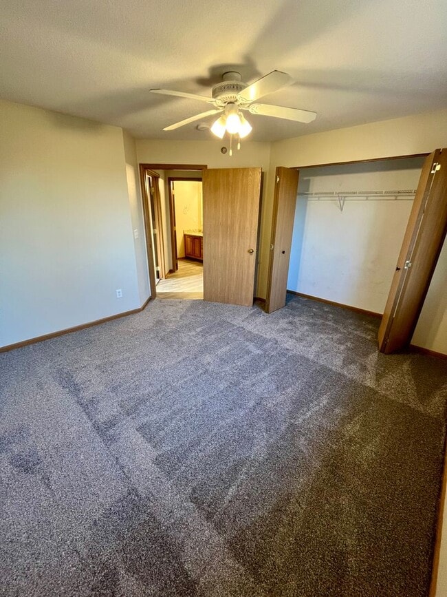 Building Photo - Condo For Rent!