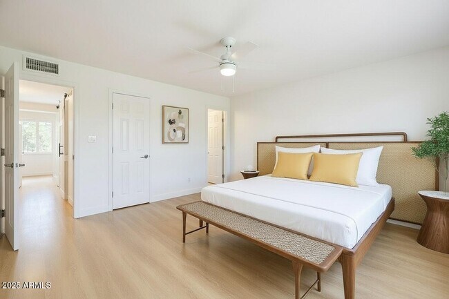 Building Photo - 4201 E Camelback Rd