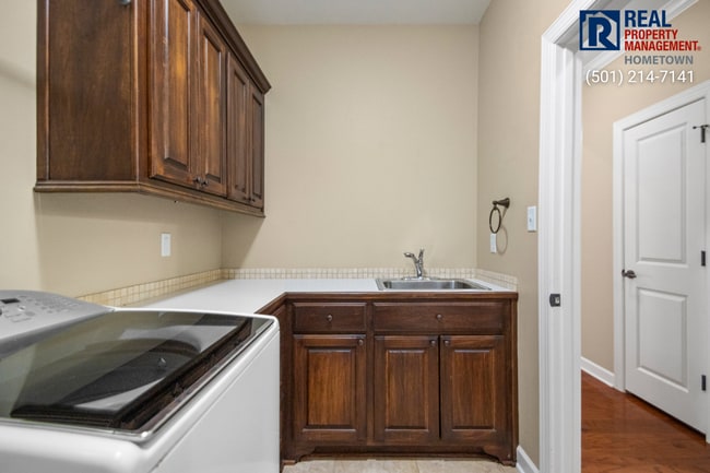 Building Photo - 4040 Robinwood Cir