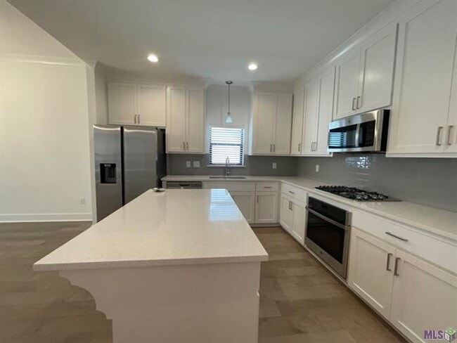 Building Photo - 3 Bedroom With a Bonus Room In Central School District!