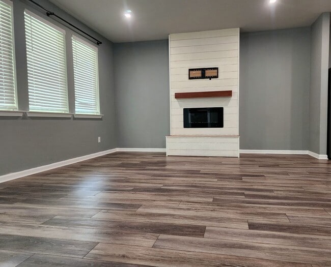 Building Photo - For Rent – 4 Bedroom, 2 Bathroom Home in W...