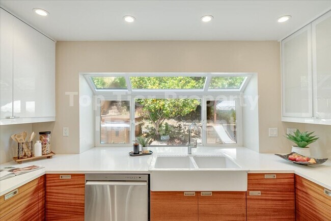 Building Photo - ***Beautiful 3 bed / 2.5 bath / 1,975 sqft House in the Vista/Shadowridge Neighborhood - Availabl...