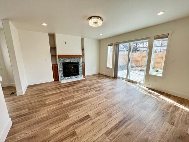 Building Photo - Stunning 3 Bed, 2.5 Bath Home in the Heart of Downtown Bend!
