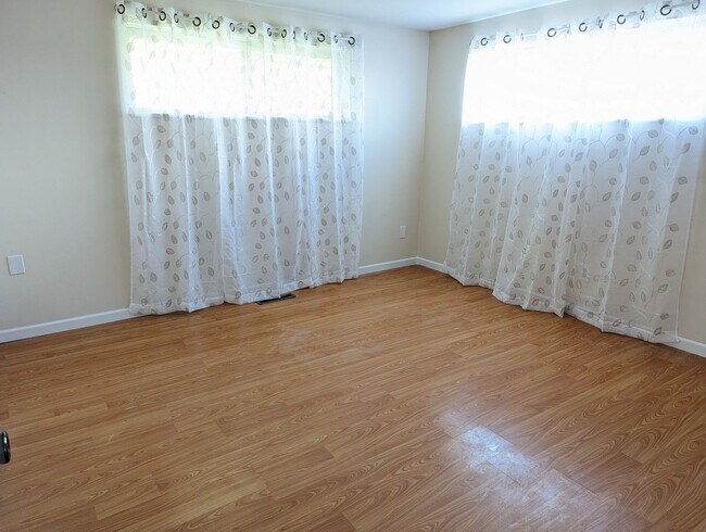 Building Photo - Available NOW - 3 Bed, 1 Bath Spacious Ran...