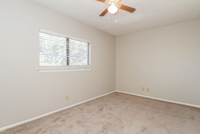 Building Photo - 6854 Park Haven