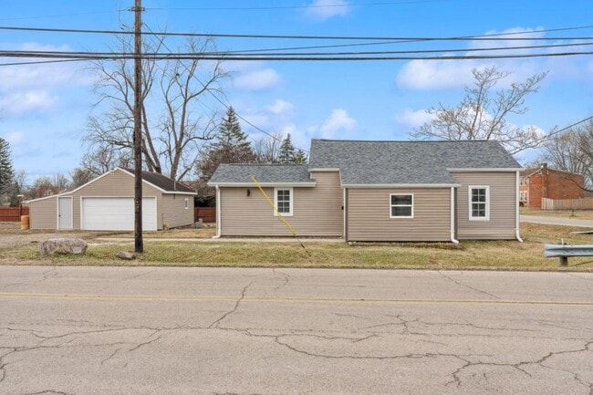 Building Photo - 8450 S Mann Rd