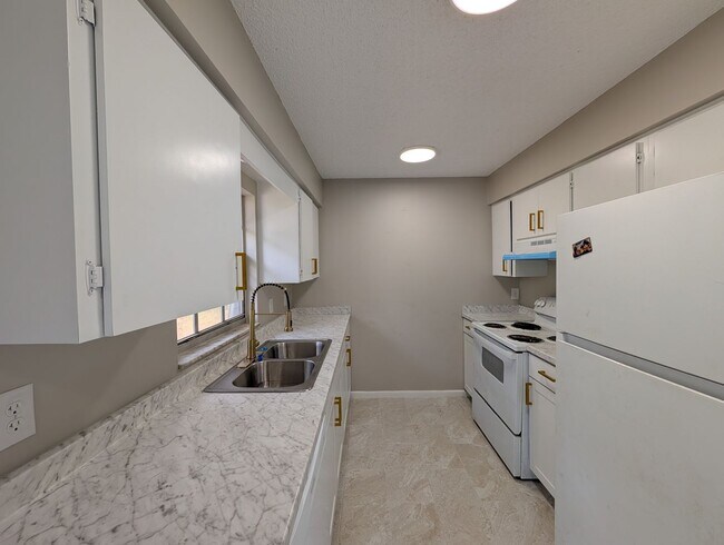 Building Photo - Updated 2 bedroom, 1 bath duplex apartment with inside laundry in beautiful Silver Springs