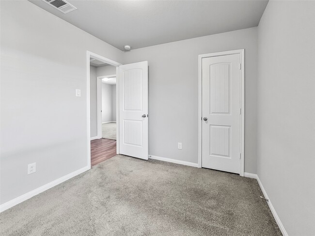 Building Photo - 2851 Golf Crest Dr