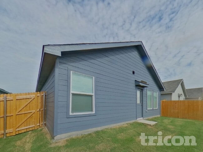 Building Photo - 811 Ponderosa Ln