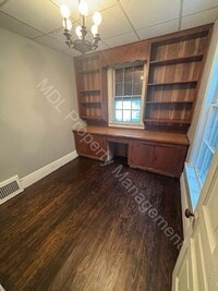 Building Photo - Large 4 bedroom 1 bath house