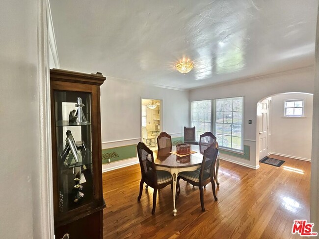 Building Photo - 2211 W 78th Pl