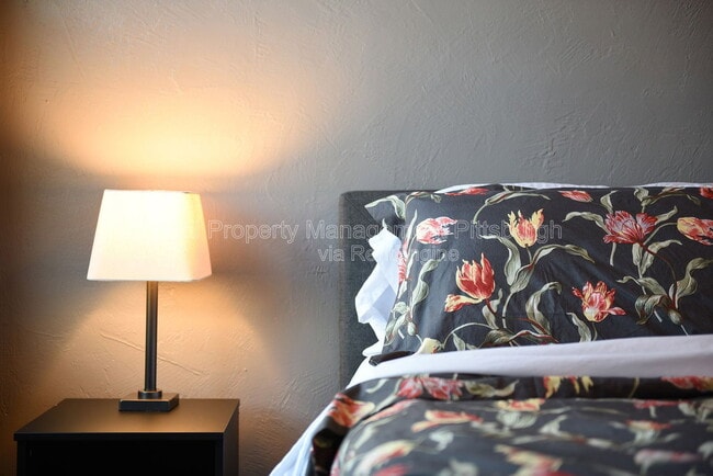 Building Photo - 320 Greenfield Ave