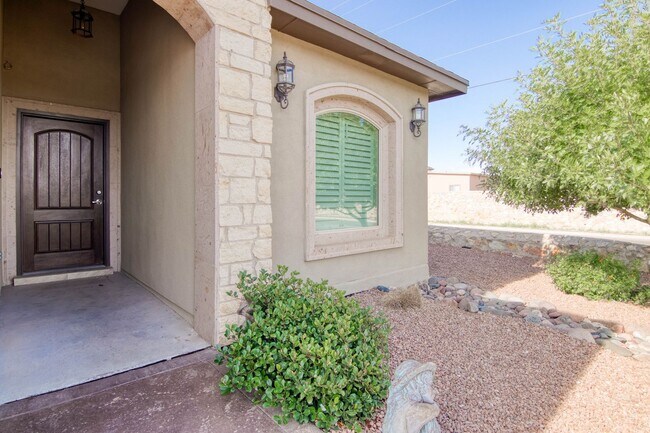 Building Photo - Furnished Eastside Beautiful 3 bed/2 baths for RENT Utilities & Wi-Fi INCLUDED