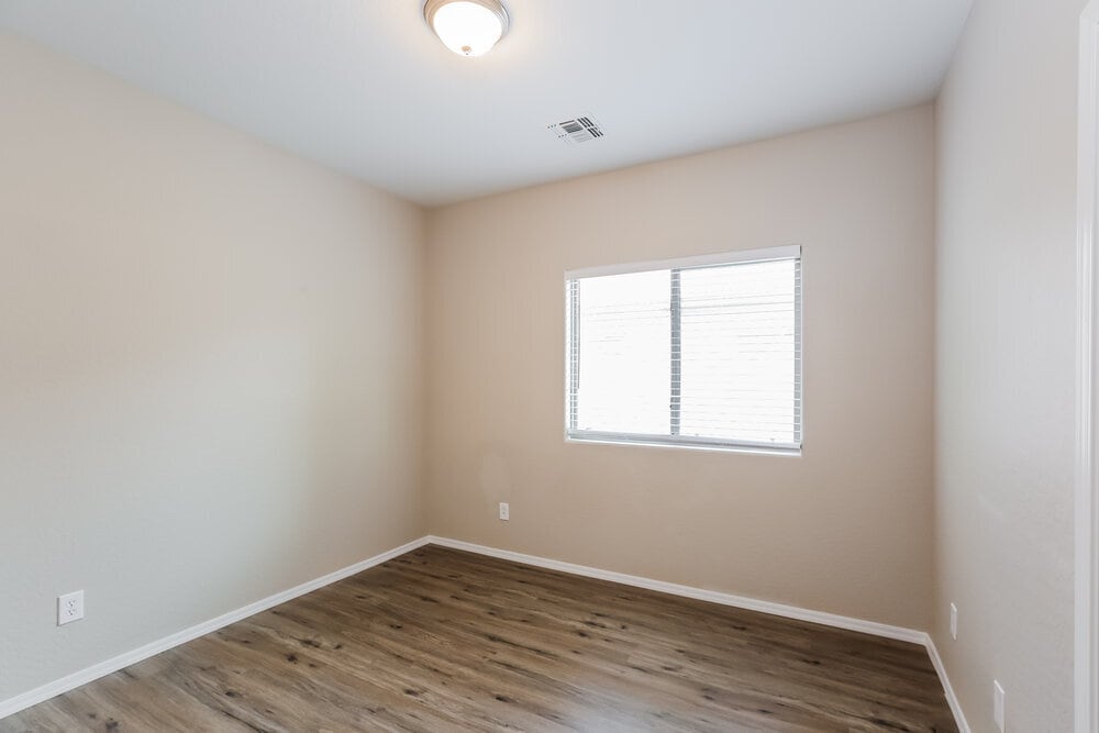 Building Photo - 5820 W Euclid Ave