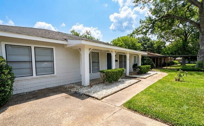 Building Photo - 1121 Millie St