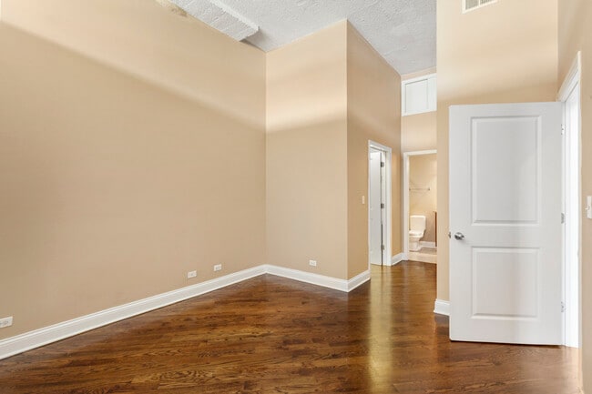 Building Photo - 4131 W Belmont Ave