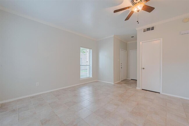 Building Photo - 2025 Augusta Dr