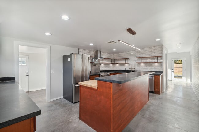 Building Photo - 1612 E Gaylon Dr