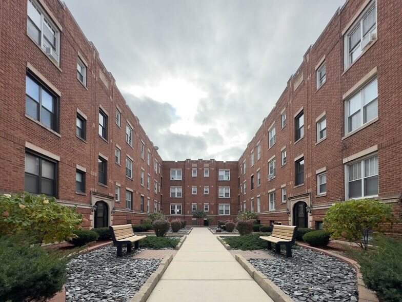 Primary Photo - 956 W Cornelia Ave