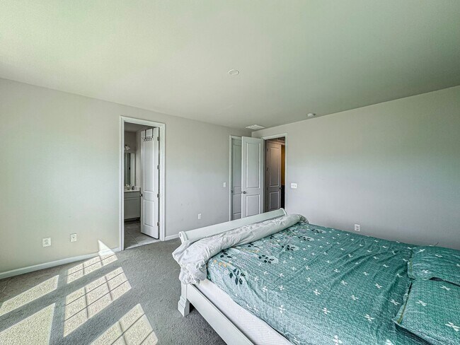 Building Photo - Stunning and Spacious 4 Bed 3.5 Bath End Unit Townhome In Highly Desired Goose Creek Club