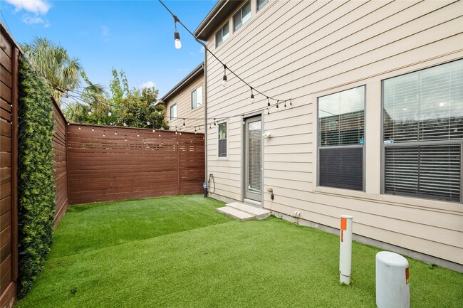 Building Photo - 3019 Royal Oaks Grove