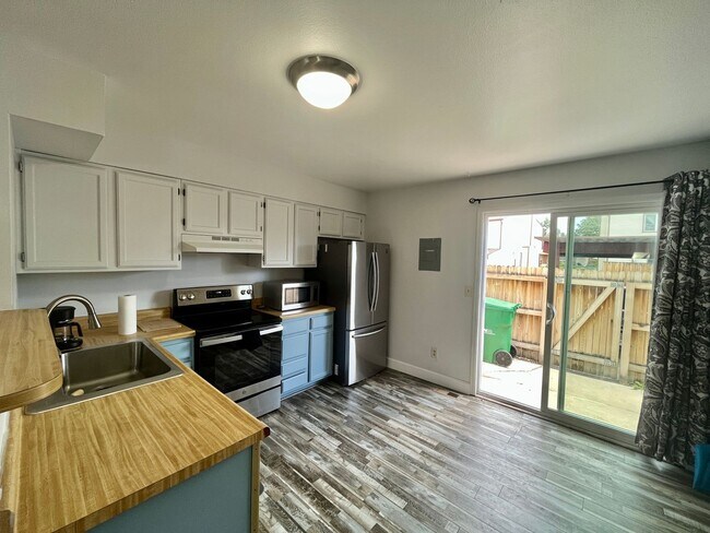 Building Photo - 7618 Lexington Manor Dr