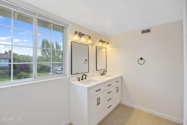 Building Photo - 2087 Rhoda St