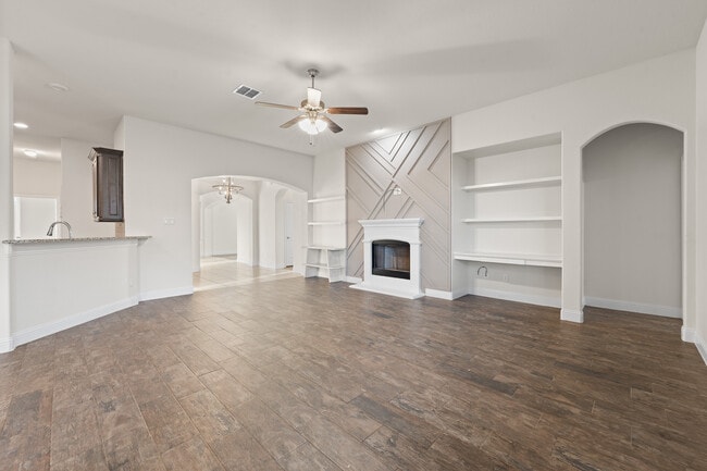 Building Photo - 105 Live Oak Dr