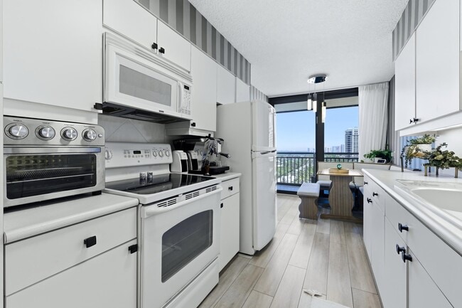 Building Photo - 3400 N Ocean Dr