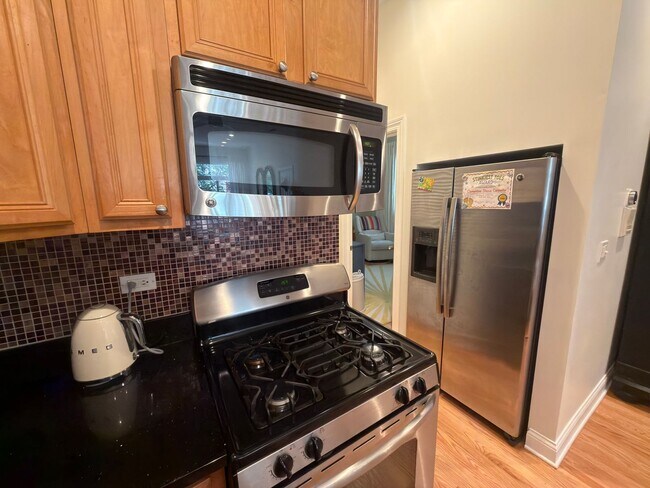 Building Photo - Beautifully updated & maintained 2 bed/2 bath Noble Square condo in an intimate 3 unit building.