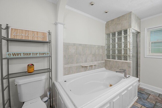 Building Photo - 121 Queen Eugenia Ct