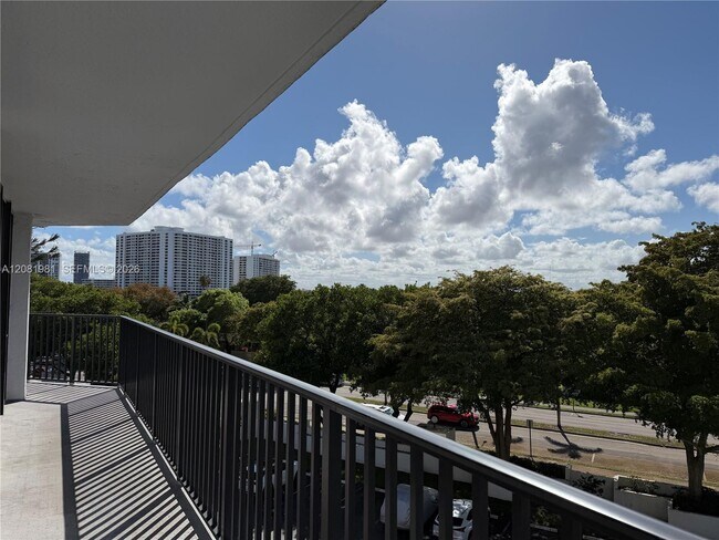 Building Photo - 1000 Parkview Dr
