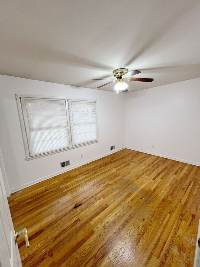 Building Photo - COMING SOON: Family-Friendly Home with Plenty of Space!