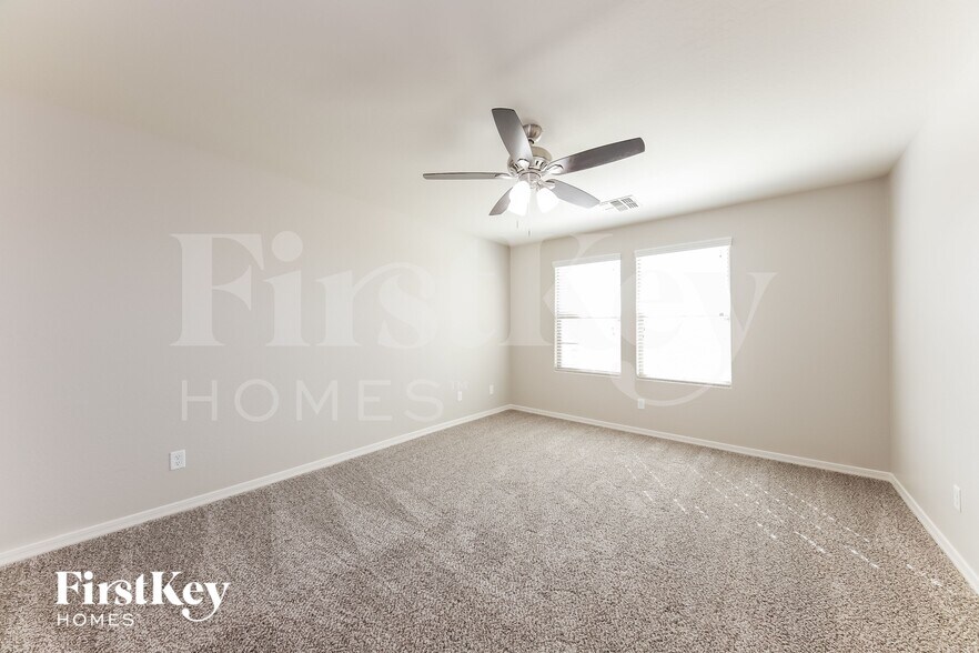 Building Photo - 11028 E Silver Springs Ave